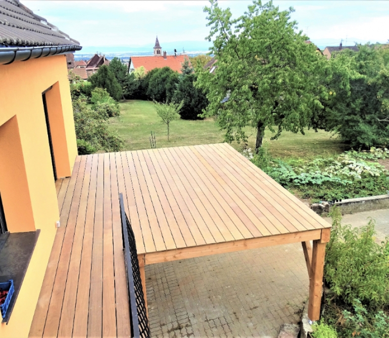 Terrasse sur poteaux en bois exotique à Riquewihr près de Ribeauvillé et Colmar